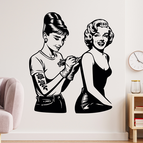 Stickers muraux: Audrey Hepburn tatouant Marilyn Monroe