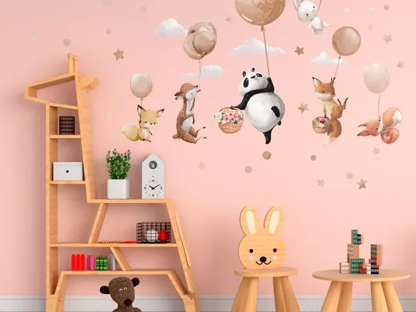 Sticker mural enfant animaux et ballons dans une chambre rose