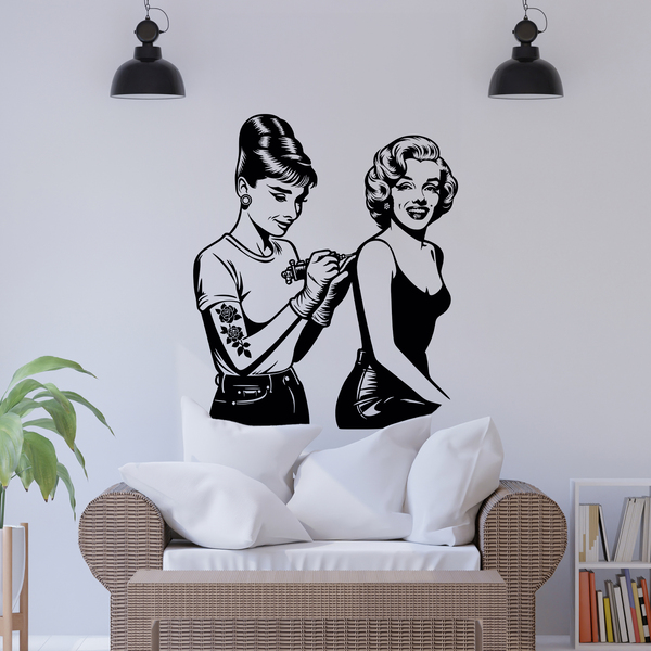 Stickers muraux: Audrey Hepburn tatouant Marilyn Monroe