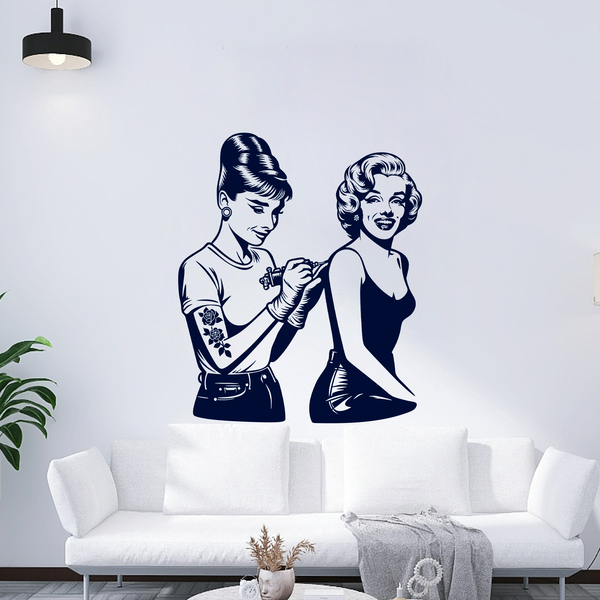 Stickers muraux: Audrey Hepburn tatouant Marilyn Monroe