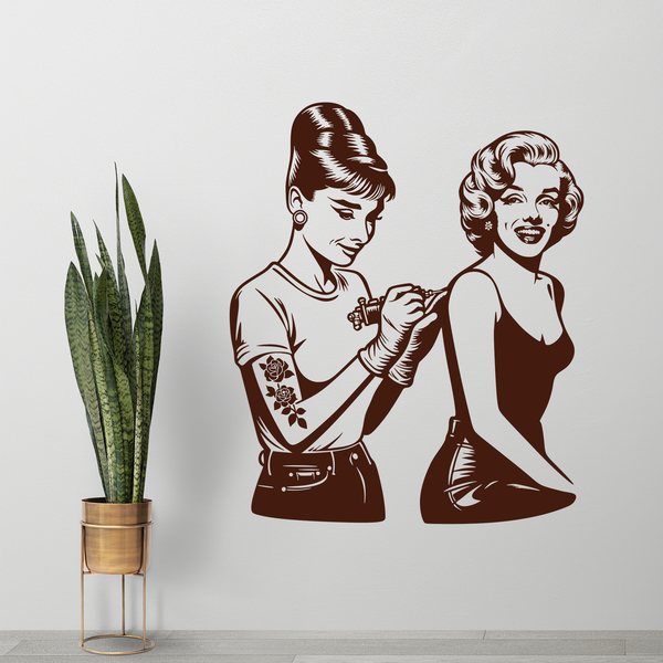 Stickers muraux: Audrey Hepburn tatouant Marilyn Monroe