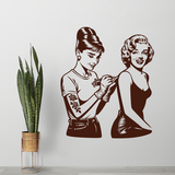 Stickers muraux: Audrey Hepburn tatouant Marilyn Monroe 4