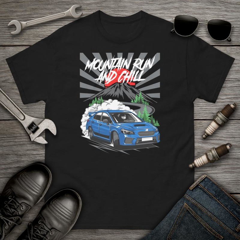 T-shirts: Voiture Drift en Montagne avec la Phrase MOUNTAIN 