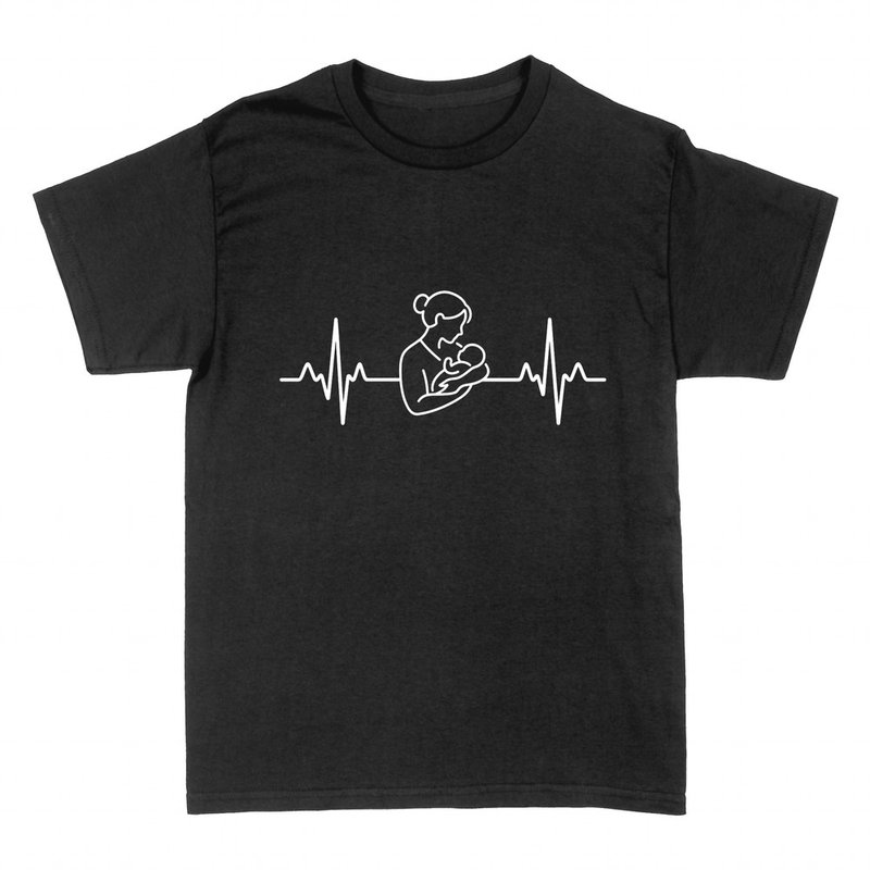 T-shirts: Sage-femme et nouveau-n&eacute; sur ligne de c&oelig;ur