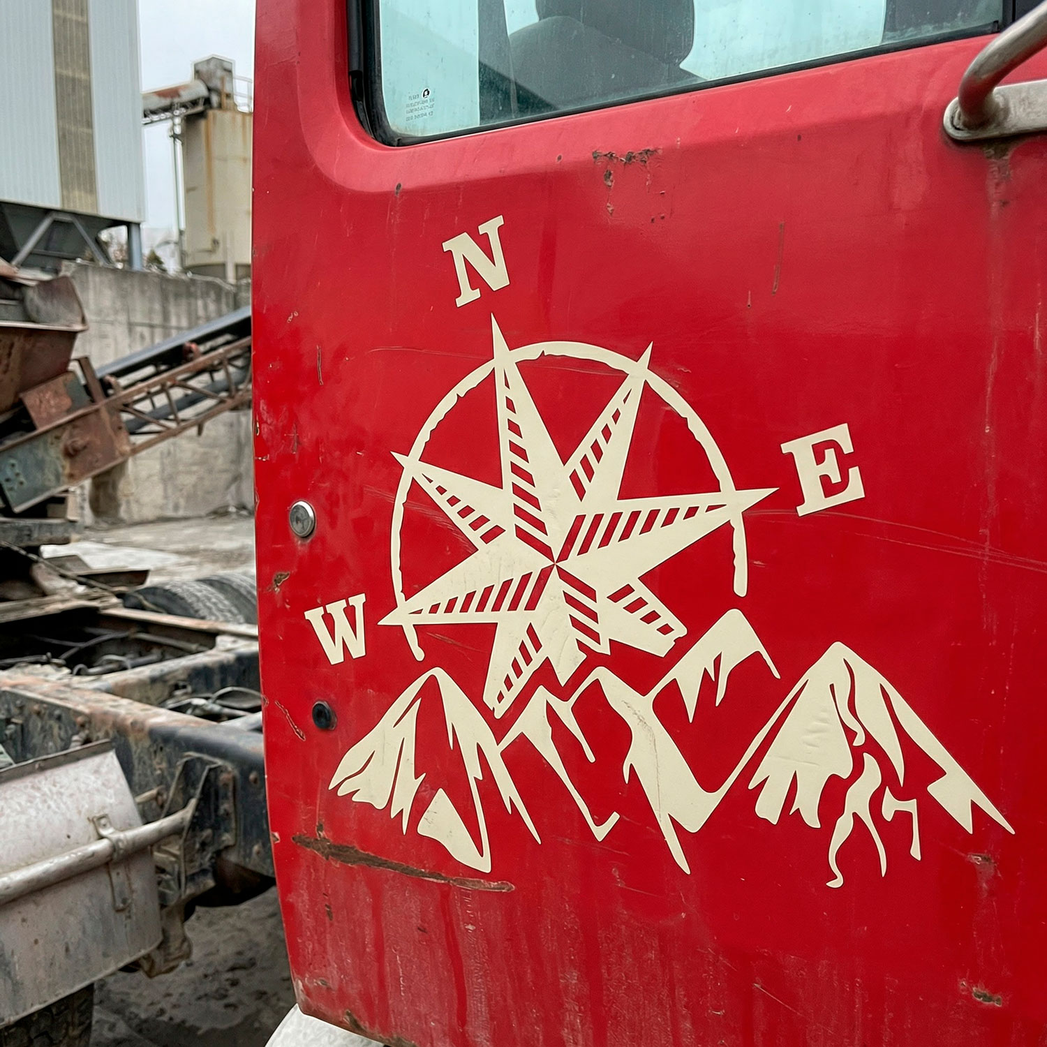 Stickers camping-car: Rose des vents dans la montagne