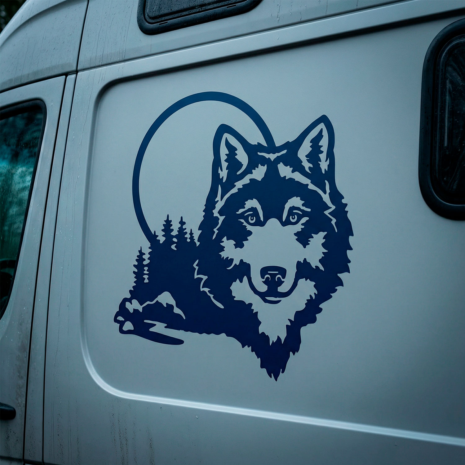 Stickers camping-car: Loup dans la for&ecirc;t