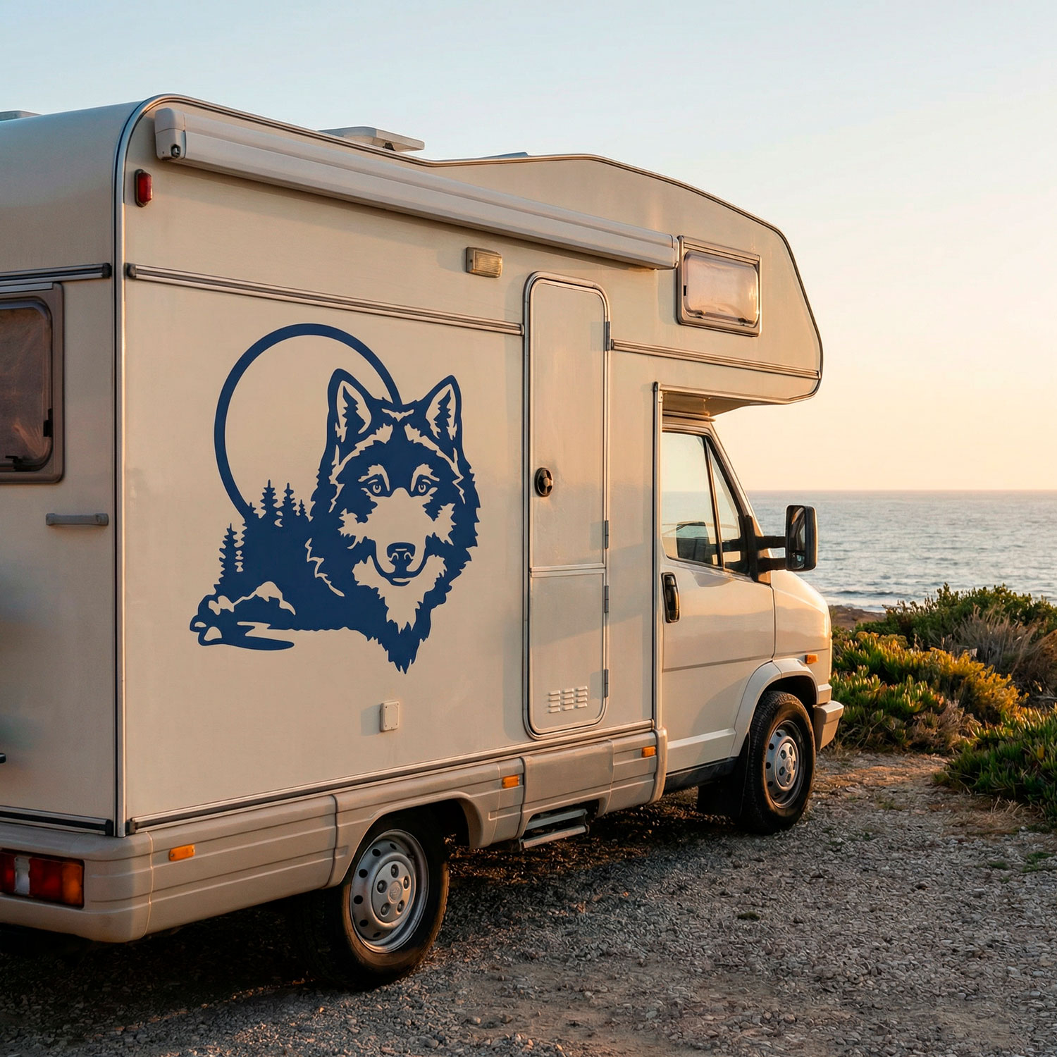 Stickers camping-car: Loup dans la for&ecirc;t