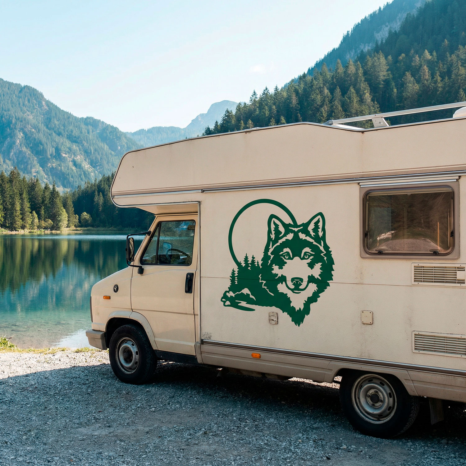 Stickers camping-car: Loup dans la for&ecirc;t