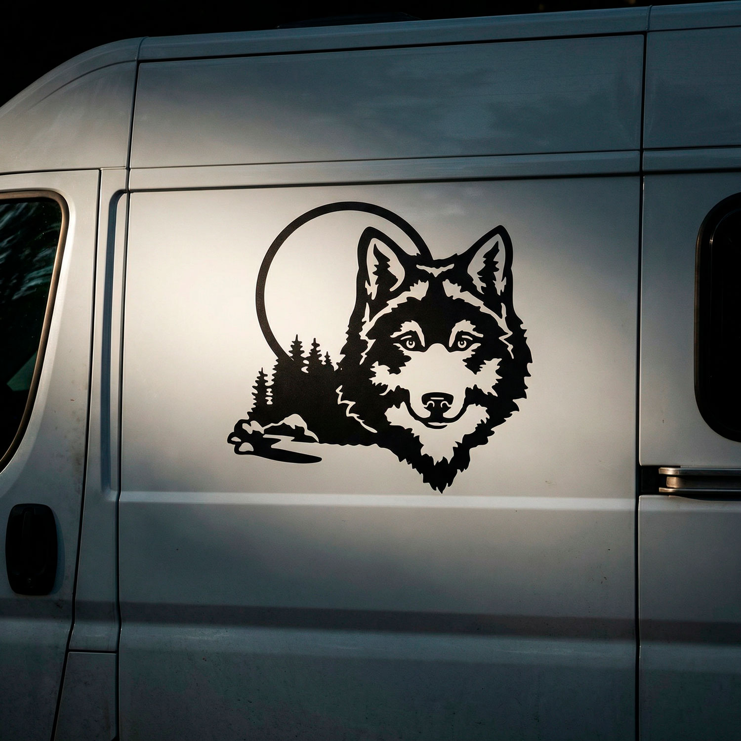 Stickers camping-car: Loup dans la for&ecirc;t